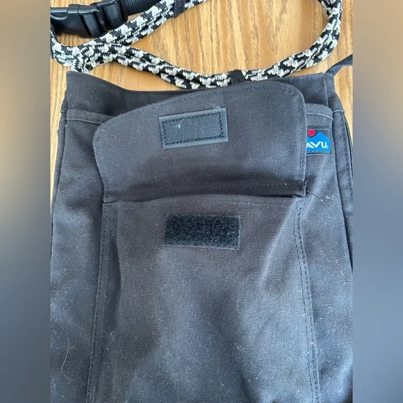 Kavu Black Canvas Crossbody with Black-and-White Rope Strap - Picture 4 of 11